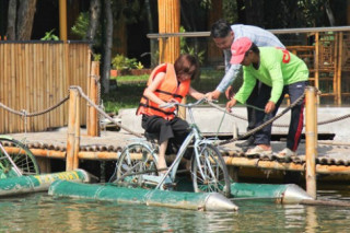 Thí sinh khuyết tật khó khăn hòa nhập Project Runway