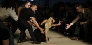 Thiên thần nội y gục ngã trên sàn diễn Givenchy