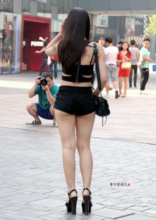 Thời trang hè quá đỗi “thoáng mát” của giới trẻ TQ