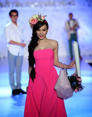 Thu Thuỷ xinh như công chúa trên sàn diễn thời trang