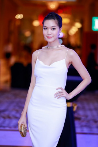 Thùy Dung đẹp hút hồn trong sắc trắng tinh khôi