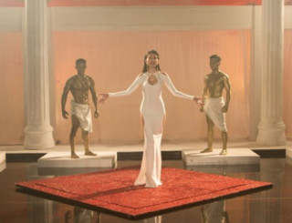 Thủy Tiên phản pháo về chiếc váy hở bạo trong MV