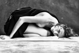 Trang Khiếu ma mị bên mẫu Tây điển trai