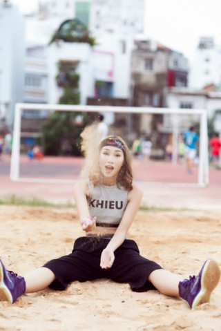 Trang Khiếu tái xuất với hình ảnh cô nàng nổi loạn