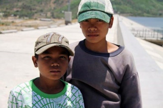 Trao Huy hiệu ‘Tuổi trẻ dũng cảm’ cho 2 học sinh cứu người