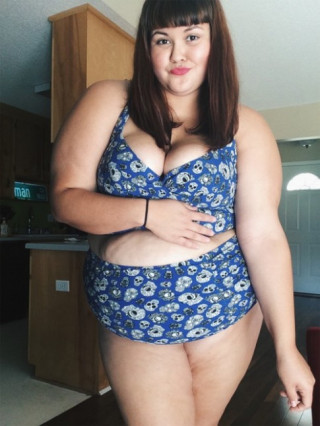 Tròn mắt ngắm nàng siêu béo khoe mỡ với bikini