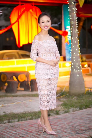 Vân Hugo khoe trọn 3 hình xăm trên cơ thể