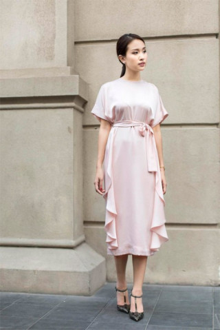 Vân Hugo trẻ như thiếu nữ với váy áo nữ tính, lãng mạn