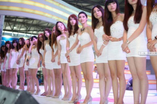 Váy áo càng táo bạo, thù lao mẫu Trung Quốc càng cao