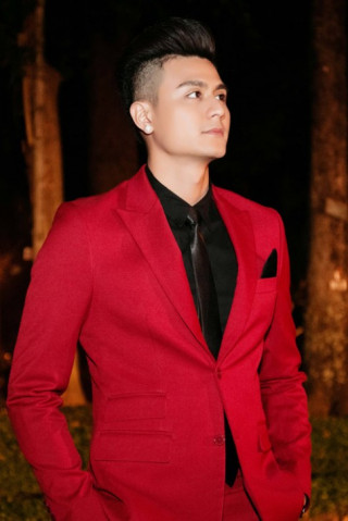 Vĩnh Thụy và Hoàng Thùy Linh tình tứ bên nhau