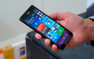 Windows 10 mobile có tính năng gõ 2 lần để mở màn hình