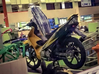 Yamaha 125ZR thay đổi tem, thêm màu sơn.