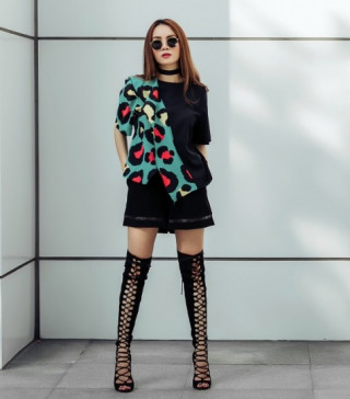 Yến Trang biến hóa sành điệu với giày chiến binh