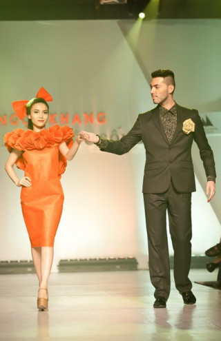 Yến Trang lóng ngóng diễn catwalk