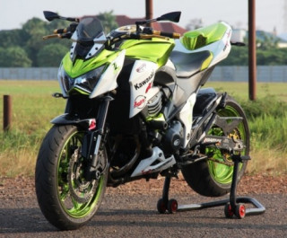 Z800 mạnh mẽ nổi bật với bộ cánh Green Chrome