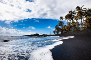 10 bãi biển cát đen ấn tượng nhất thế giới