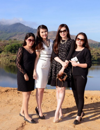 Á hậu Tú Anh cưỡi ngựa trên cao nguyên M‘Drăk