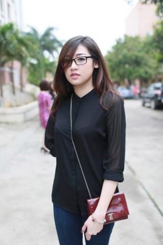 Á hậu Tú Anh giản dị đi từ thiện