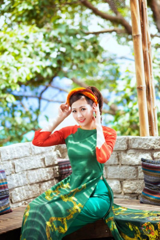 Á hậu Tú Anh “hóa” cô Tấm với áo dài dân tộc