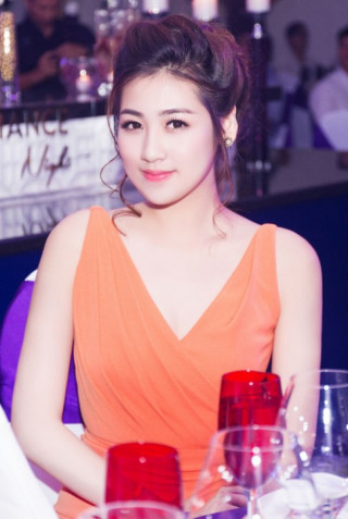 Á hậu Tú Anh khoe vai trần trắng muốt tại sự kiện