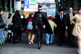 Bạn trẻ Tokyo cực “dị” với mũ tai thỏ, quần vá
