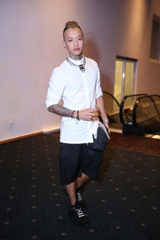 Bạn trẻ Việt ăn mặc cá tính đi xem thời trang