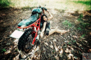 Chân dài đọ dáng cùng xế độ