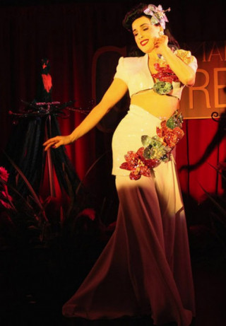 Dita Von Teese thoát y nóng bỏng