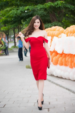 Dương Tú Anh khoe vai trần quyến rũ