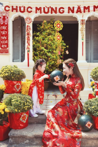 Elly Trần lần đầu chụp ảnh đón Tết cùng con gái