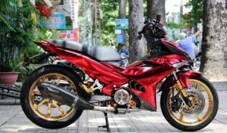 Exciter 150 nổi bật với bản độ mạ Chrome cùng dàn chân 1 gắp