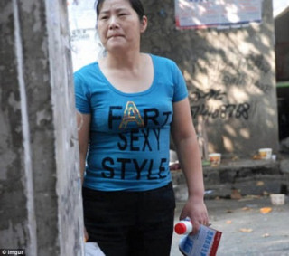Hàng loạt áo phông Trung Quốc in chữ thô tục, nhạy cảm