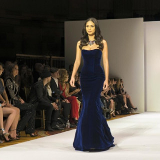 Hoa hậu Hoàn vũ tiếp tục gây sốt ở sàn diễn New York