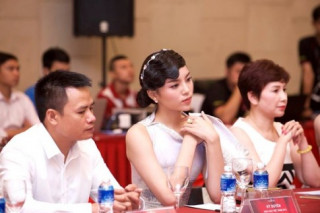 Kỳ Duyên xin lỗi vì lại đến muộn họp báo Hoa hậu VN