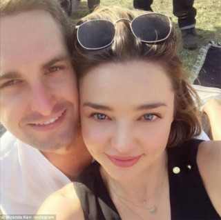Miranda Kerr âu yếm mừng sinh nhật người tình đại gia