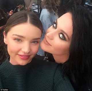 Miranda Kerr vô tư chụp hình cùng bồ mới của chồng cũ