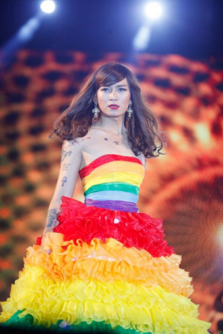 Nam giới tự tin giả gái diễn váy cưới tại Hà Nội