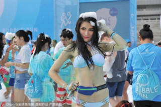 Người mẫu mặc bikini khuấy động lễ hội thể thao TQ