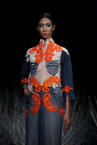 NTK Minh Hạnh phối jeans với vải xuyên thấu táo bạo