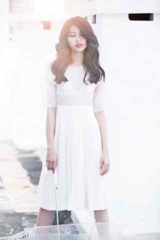 Quỳnh Châu diện váy mỏng dưới nắng