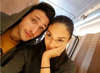 Rộ tin Hoa hậu Hoàn vũ yêu “bác sĩ sexy nhất thế giới“