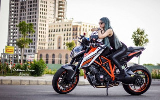 Teen girl so dáng với KTM Super Duke 1290 R