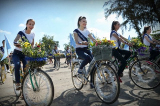 Thí sinh hoa hậu đạp xe để bảo vệ môi trường