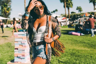 Thiếu nữ sexy với nội y, quần ngắn tại lễ hội âm nhạc