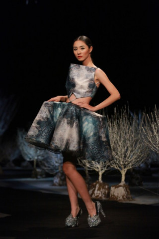 Trà My Next Top diễn váy có gắn bóng đèn bên trong