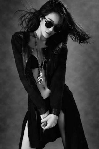 Váy áo gợi cảm của ca sĩ Diệp Lâm Anh