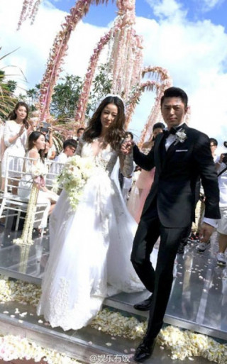 Váy, phụ kiện hàng hiệu của Lâm Tâm Như trong đám cưới