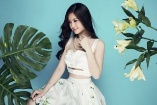 Á hậu Diễm Trang khoe vòng eo 58 với áo crop top