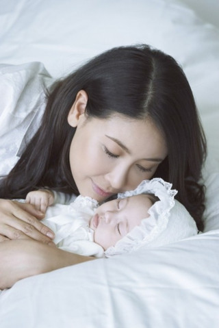 Cận cảnh vẻ đáng yêu của con gái hoa hậu Hà Kiều Anh