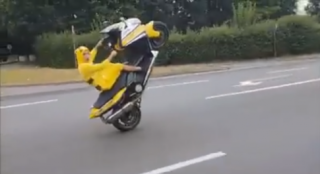 [Clip] Bắt gặp Pokemon Pikachu quậy trên Yamaha T-MAX 530